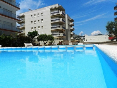 Piso en venta en Calafell Platja de 4 habitaciones con terraza y piscina