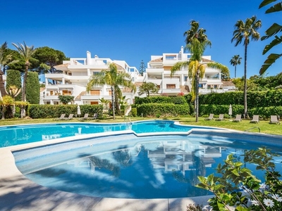 Venta de dúplex en calle Marbella de 3 habitaciones con terraza y piscina