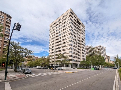 Venta de piso en avenida De Sancho El Fuerte de 4 habitaciones con terraza y garaje