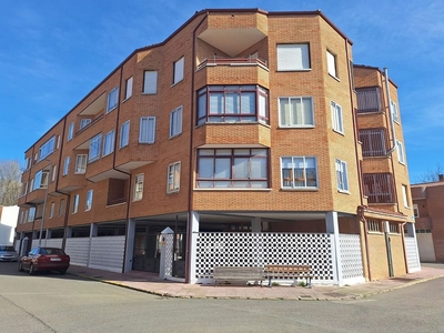 Venta de piso en calle Demetrio Velasco de 3 habitaciones con terraza y jardín