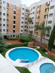 Venta de piso en La Buhaira de 4 habitaciones con terraza y piscina