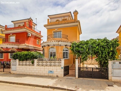 Villa independiente con plaza de aparcamiento y piscina comunitaria a la venta