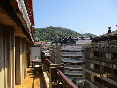 Alquiler de piso en Gros de 3 habitaciones con terraza y muebles