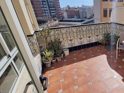 Ático en alquiler en calle Castellón de 2 habitaciones con terraza y muebles