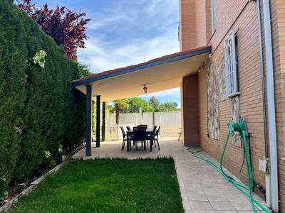 Casa pareada chalet pareado con piscina privada con escelentes calidades en venta en Villalbilla