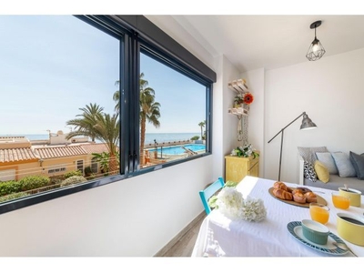 Espectacular Apartamento Reformado en Primera Línea de Playa con Vistas al Mar y piscina en Torreque