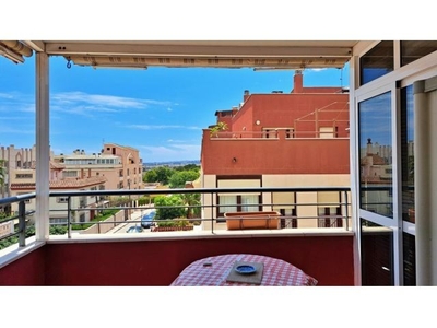 Piso de un dormitorio, un baño y terraza de 17m2 con parking incluido en Málaga.