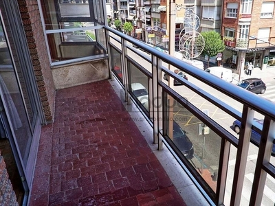 Venta de piso en Plan Sur-Amistad de 5 habitaciones con terraza y balcón