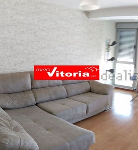 Venta de piso en Zabalgana - Ariznabarra de 3 habitaciones con garaje y calefacción