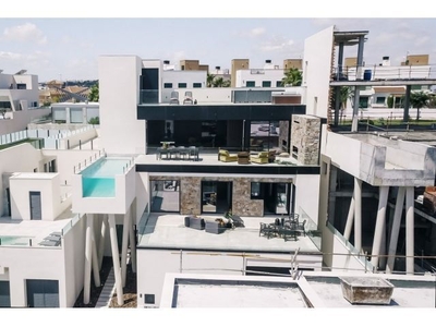 Villa de diseño con una superficie total de 250 metros cuadrados con vistas a Guardamar y al mar