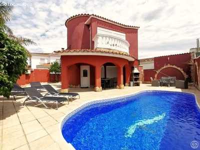 Villa típica de Empuriabrava de 5 habitaciones con piscina en el puerto deportivo más grande de Euro