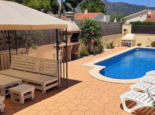 Casa climatizada con piscina y jardín privado
