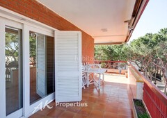 Ático espectacular atico de 105m2 mas 100m2 de jardin y piscina privada en Castelldefels