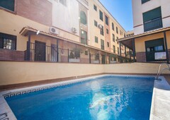 ¿Quiere vivir junto a Granada en una zona tranquila y bien comunicada en una urbanización con piscin