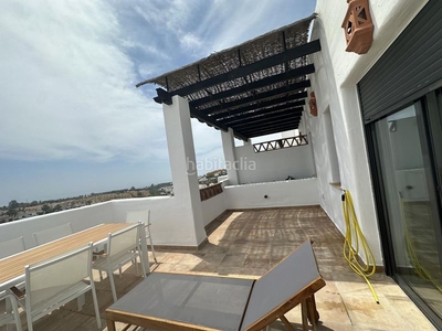 Alquiler apartamento exclusivo dúplex renovado con vistas al mar en la resina, en Estepona