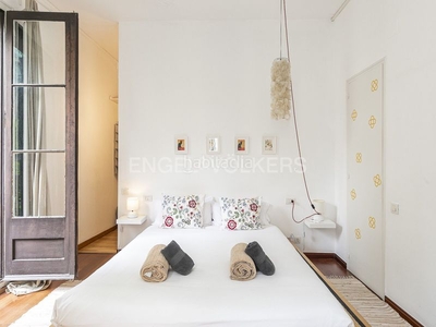 Alquiler apartamento luminoso piso con tres balcones en la calle rec en Barcelona