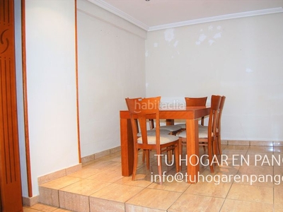 Alquiler casa adosada en el centro de la localidad de
el álamo con 4 dormitorios, 4 baños, salón comedor, amplia cocina con salida a patio, buhardilla donde se encuentra uno de los dormitorios o despacho, salón y baño completo. plaza de garaje, calefacción gas en Álamo (El)