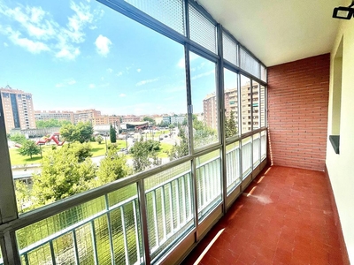 Alquiler de piso en calle De Roger de Flor de 3 habitaciones con terraza y balcón