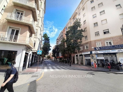 Alquiler de piso en calle Duquesa de Parcent de 3 habitaciones con muebles y balcón