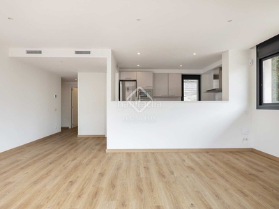Alquiler piso en aquiler piso en gracia (la salud), en excelentes condiciones y con tres dormitorios y terraza de 70 m² en Barcelona