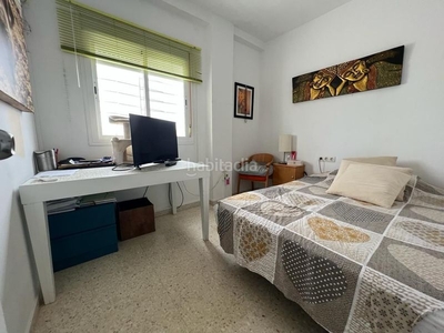 Ático consta de tres dormitorios, baño completo, salón comedor y cocina independiente amueblada. dispone de plaza de garaje, trastero y terraza. en Sevilla