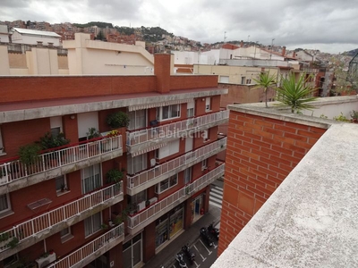 Ático de 87 m2 con ascensor y terraza de 100 m2 y balcón, 3 habitaciones, baño y aseo, alto soleado en Barcelona