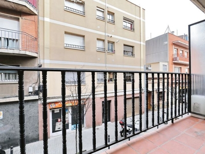 Casa adosada con 3 habitaciones con parking, calefacción y aire acondicionado en Barcelona