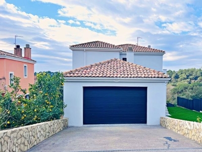 Casa con 4 habitaciones con parking, piscina y calefacción en Sant Julià de Ramis