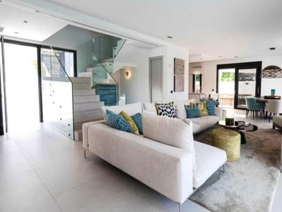 Casa con 5 habitaciones amueblada con parking, piscina, calefacción, aire acondicionado y jardín en Benahavís