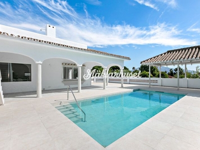 Casa con 5 habitaciones con piscina, aire acondicionado y vistas al mar en Marbella