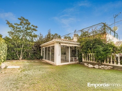 Casa en carrer cerdanya espectacular chalet con piscina en Roda de Barà