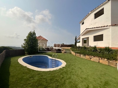 Casa en sol neixent casa recién reformada con piscina y vistas al mar en Sant Vicenç de Montalt