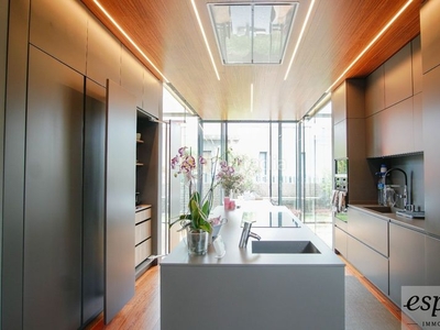 Casa en venta , con 248 m2, 3 habitaciones y 2 baños, garaje, aire acondicionado y calefacción suelo radiante. en Quart