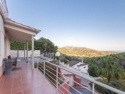 Casa en venta con vistas a la montaña y al mar en Alella