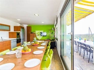 Casa fantástica casa semi nueva, con 6 habitaciones, piscina, un gran garaje y licencia turística en Lloret de Mar