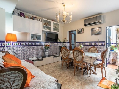 Casa se vende casa semireformada 119 m2 4 habitaciones, un baño y un aseo con patio y solarium de cubiert en Sevilla