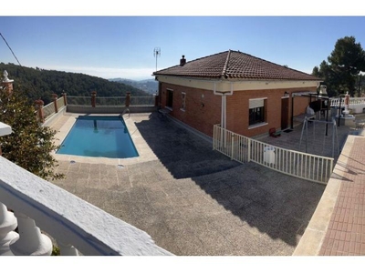 Casa unifamiliar de 7 habitaciones, piscina y espectaculares vistas.