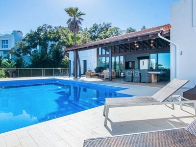 Casa villa en la mairena con vistas y piscina infinity en Marbella