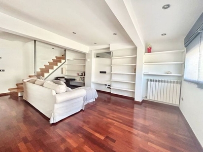 Dúplex en alquiler en calle Martires de 2 habitaciones con terraza y muebles