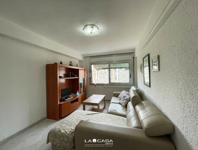 Piso con 3 habitaciones con ascensor, aire acondicionado y vistas a la montaña en Barcelona