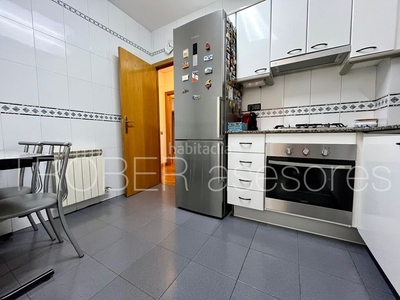 Piso con 4 habitaciones amueblado con ascensor y calefacción en Barcelona