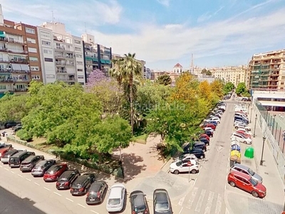 Piso con 4 habitaciones con ascensor, parking, calefacción y aire acondicionado en Valencia
