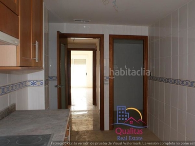 Piso con 4 habitaciones con ascensor, parking y aire acondicionado en Oliva