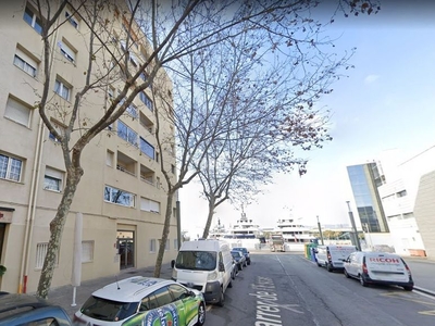 Piso en carrer de l'escar 5 piso con 3 habitaciones con ascensor, calefacción y aire acondicionado en Barcelona