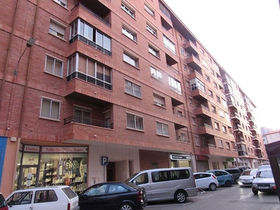 Piso en venta en calle Miguel de Cervantes de 4 habitaciones con terraza y garaje