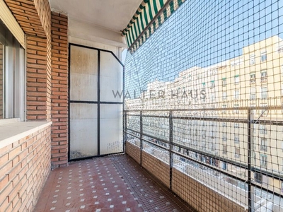 Piso en venta exterior a reformar con terraza en Ibiza. plaza de garaje y trastero incluido en el precio. en Madrid