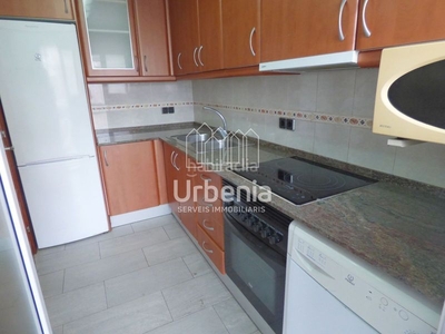 Piso inmueble muy bien ubicado, de tres habitaciones y reformado, con salón abierto, mucha luz, vistas despejadas, con todos los servicios necesarios alrededor !! en Mataró