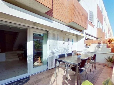 Venta Casa adosada Castelldefels. Buen estado plaza de aparcamiento calefacción individual 195 m²