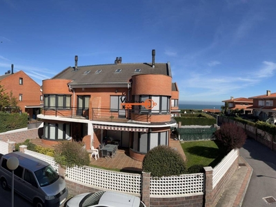 Venta Casa adosada en Calle Paco Labiano Castro Urdiales. Plaza de aparcamiento calefacción central 280 m²