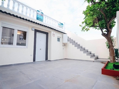 Venta Casa adosada en Dalias Torrevieja. Muy buen estado plaza de aparcamiento con terraza 63 m²